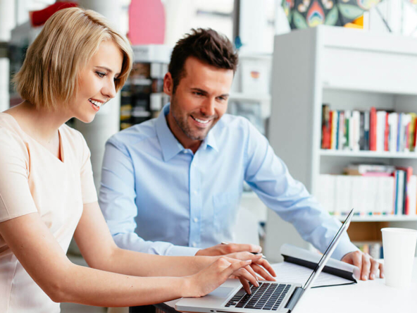 couple on laptop looking for aparment to rent in Grand Cayman